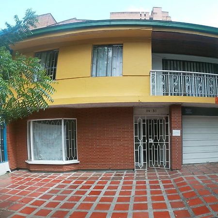 Le VI Hostal Medellin Bagian luar foto