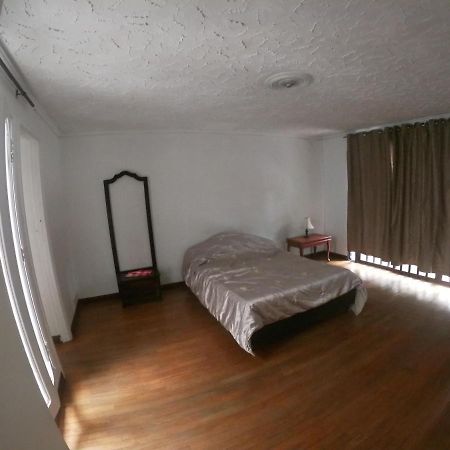 Le VI Hostal Medellin Bagian luar foto