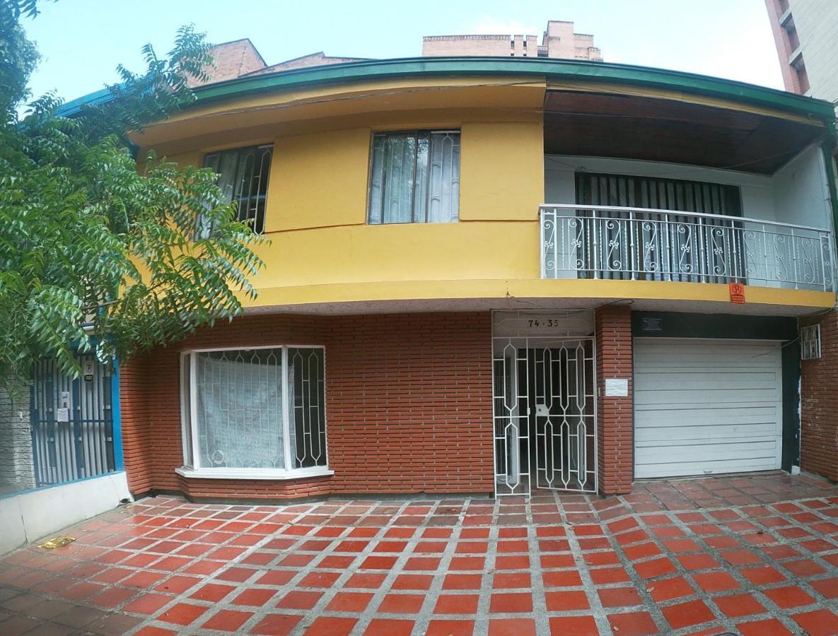 Le VI Hostal Medellin Bagian luar foto