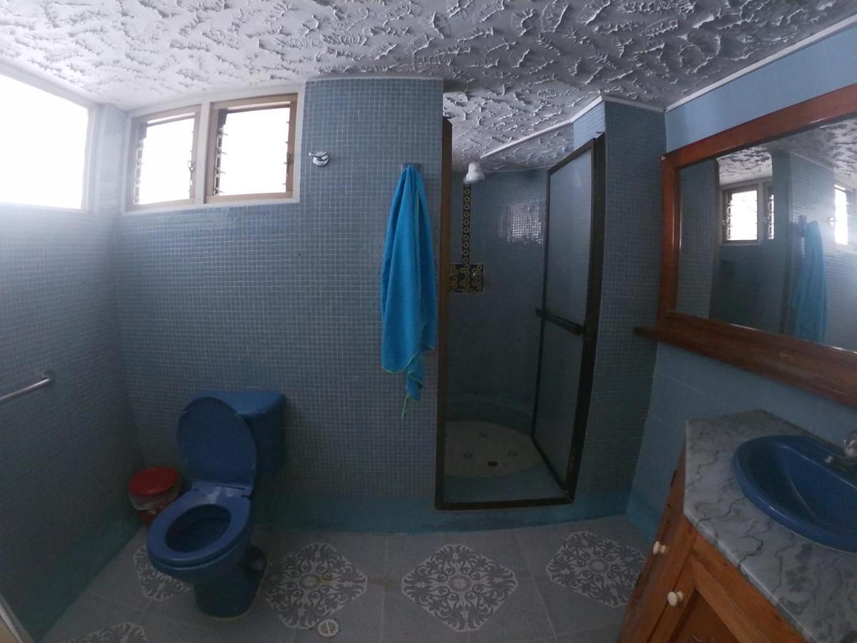 Le VI Hostal Medellin Bagian luar foto