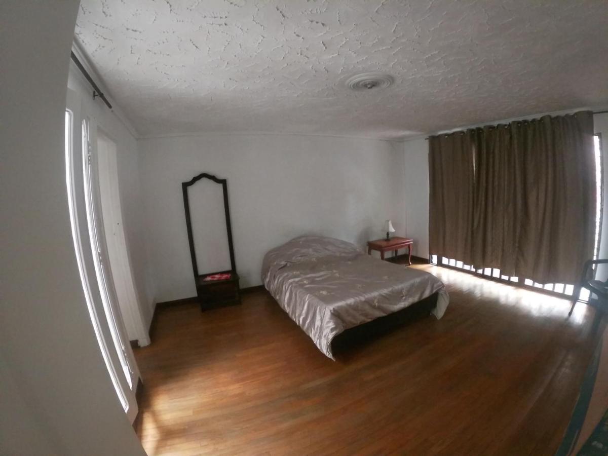 Le VI Hostal Medellin Bagian luar foto