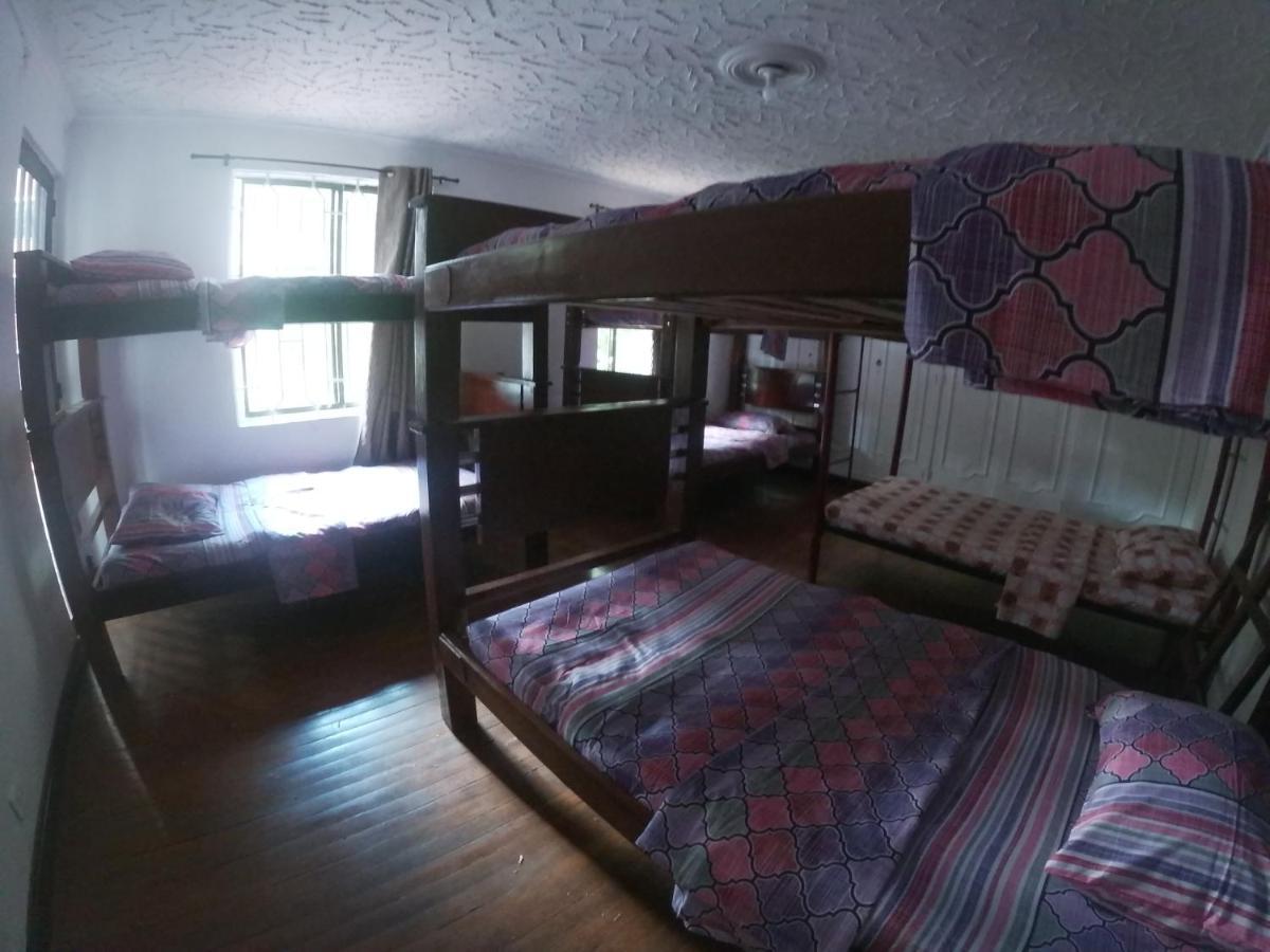 Le VI Hostal Medellin Bagian luar foto