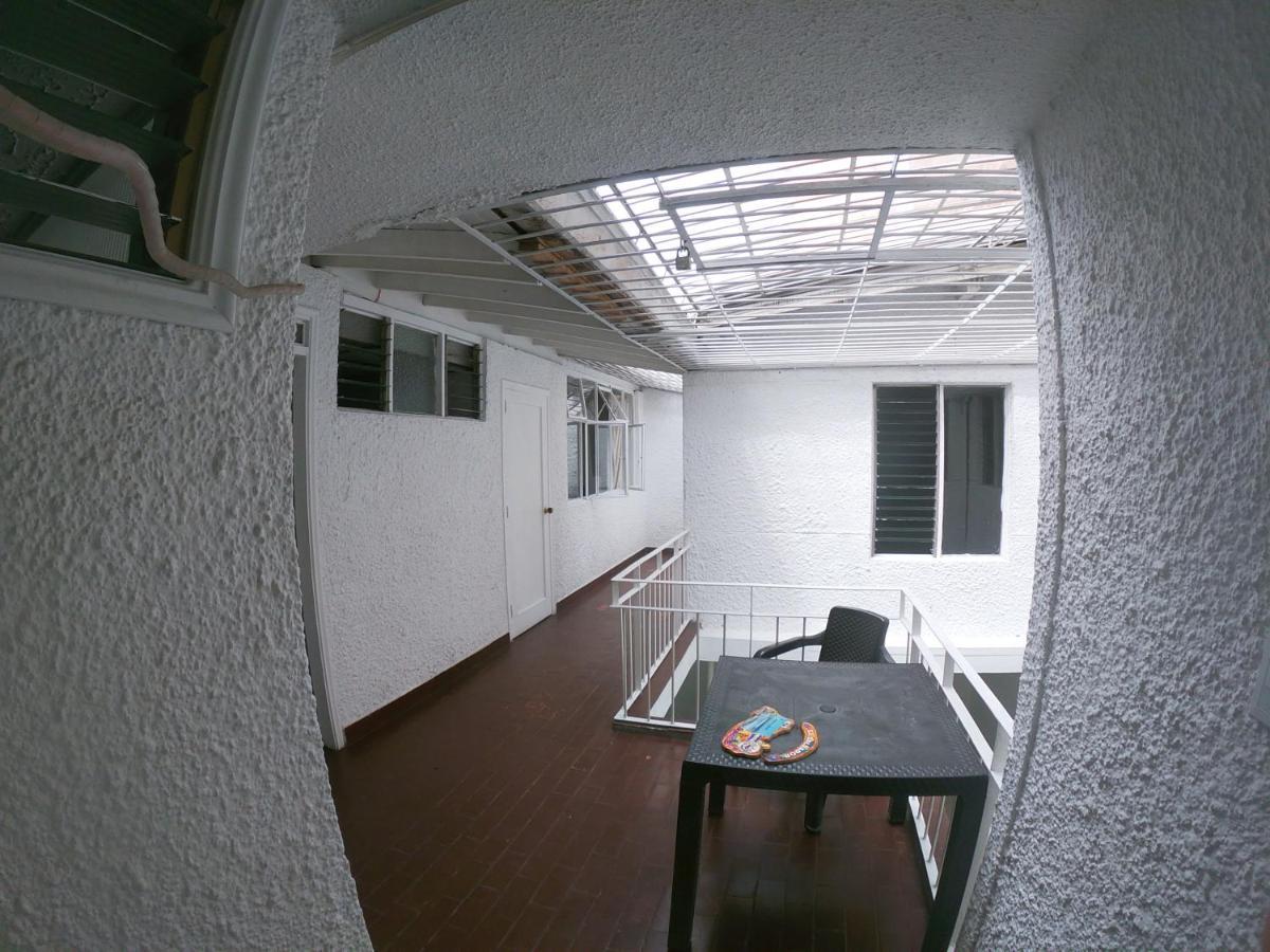 Le VI Hostal Medellin Bagian luar foto